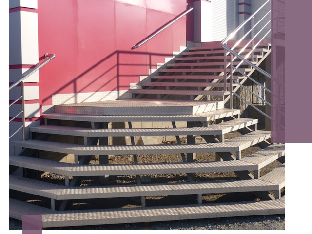 Лестницы для магазина в Сочи — изготовление и монтаж