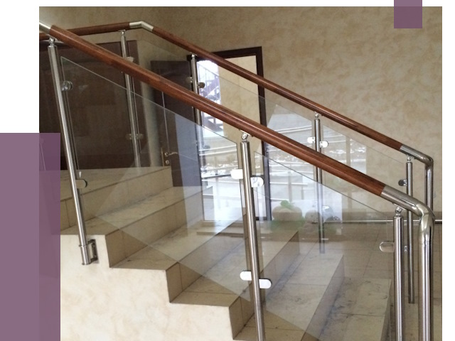 Комбинированные перила из металла и дерева в Сочи