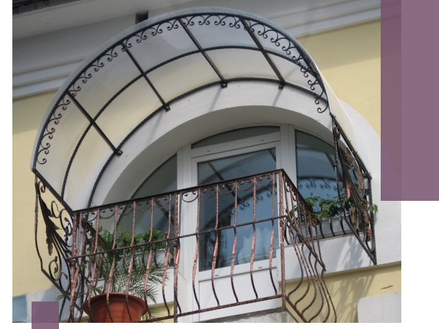 Козырьки над балконом в Сочи — изготовление и монтаж